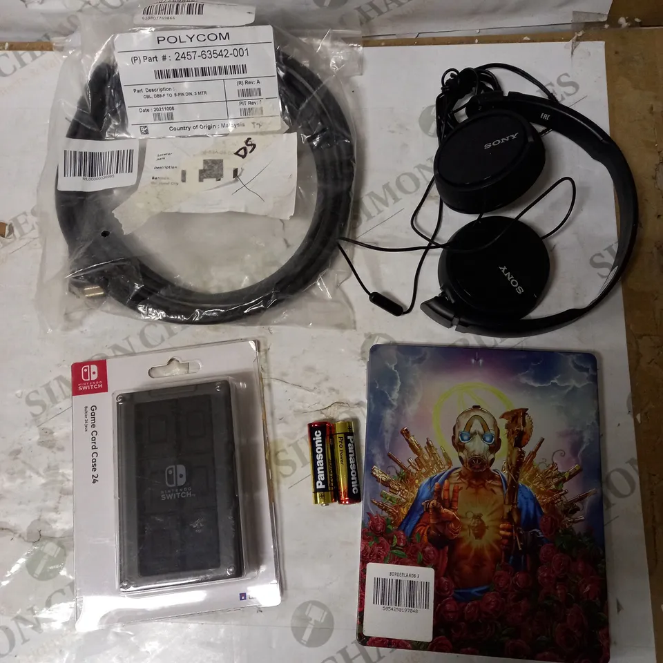 LOT OF APPROX 5 ASSORTED TECH ITEMS TO INCLUDE BORDERLANDS 3 STEELBOOK (NO DISC), NINTENDO SWITCH GAMECARD HOLDER, SONY HEADPHONES ETC