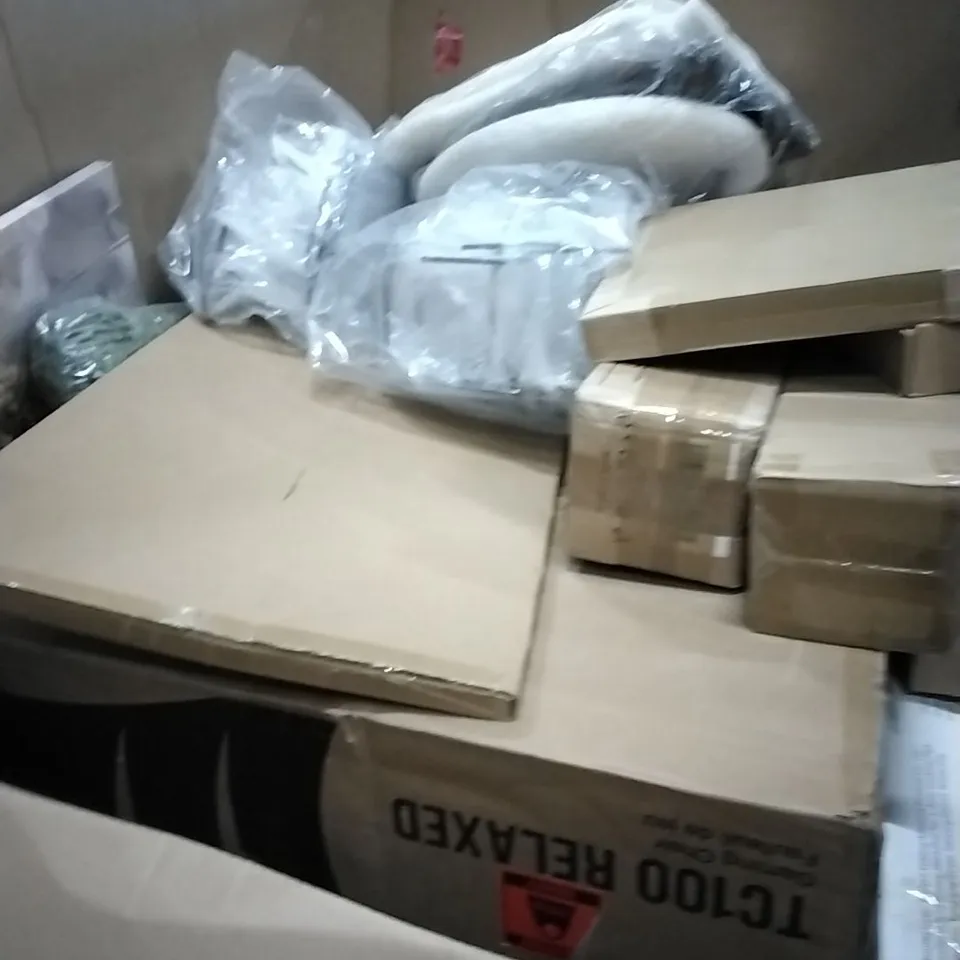 PALLET OF HOUSEHOLD ITEMS TO INCLUDE GAMING CHAIR, LAMPSHADE,PLANT PROPAGATION STATION,METEOR SHOWER RAIN LIGHTS, CHRISTMAS WREATH AND OTHER ASSORTED ITEMS...