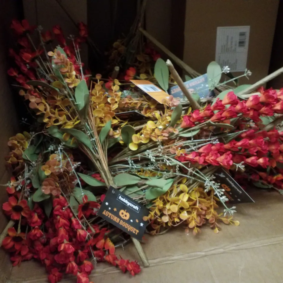PALLET CONTAINING ASSORTED CHRISTMAS & HALLOWEEN PRODUCTS & DECORATIONS INCLUDING AUTUMN BOUQUETS, MINI COLOUR IN CANVAS & MACHE PUMPKINS