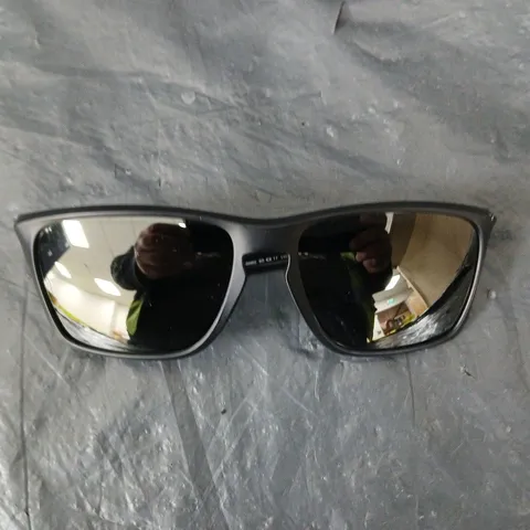 BOXED PAIR OF OAKLEY SUNGLASSES 
