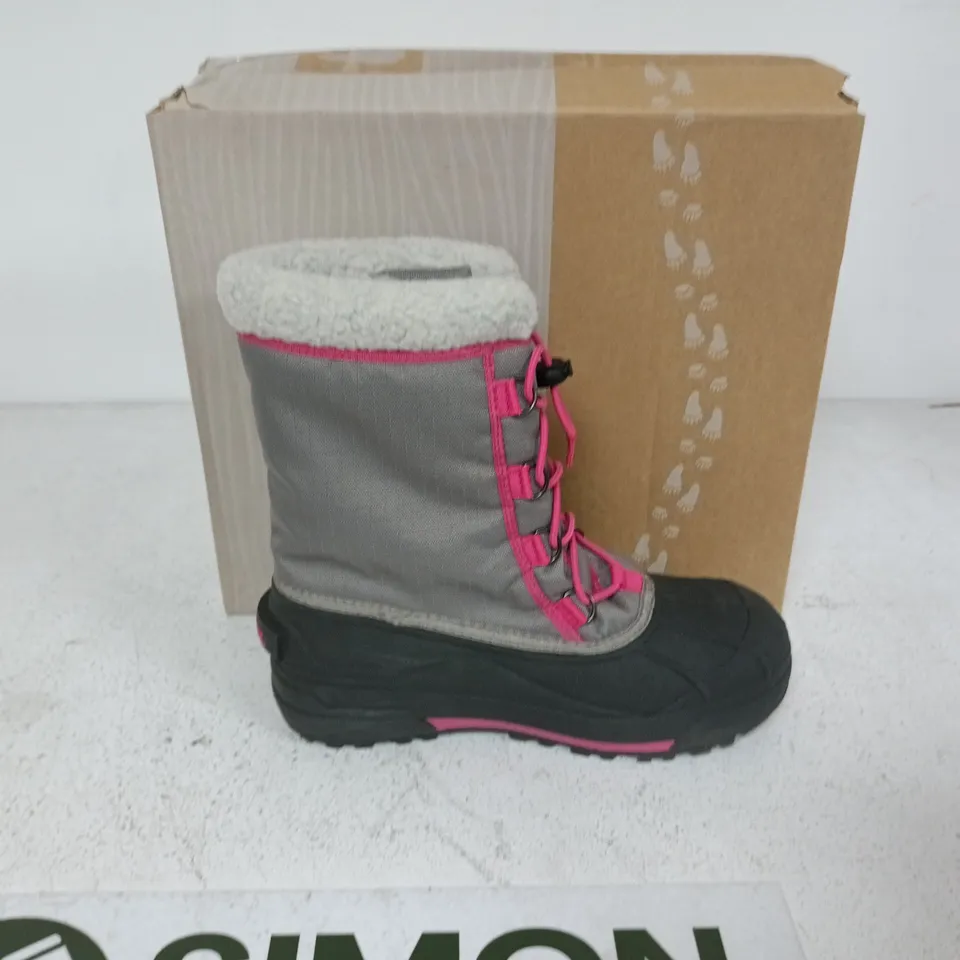 BOXED PAIR OF SOREL YOUTH CUMBERLAND 2 BOOTS IN LIGHT GREY/PINK - UK 5.5