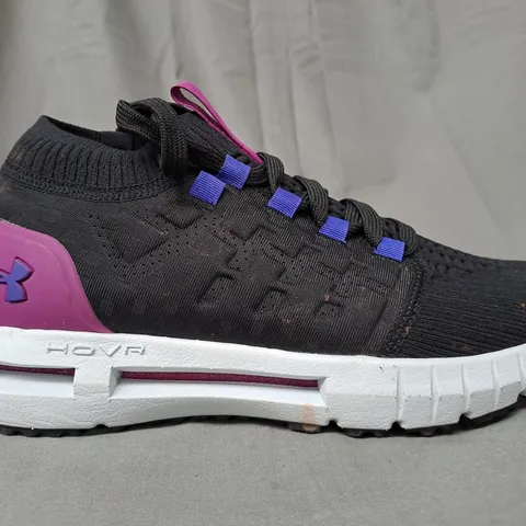 PAIR OF UNDER ARMOUR HOVR SHOES IN BLACK/PURPLE UK SIZE 6
