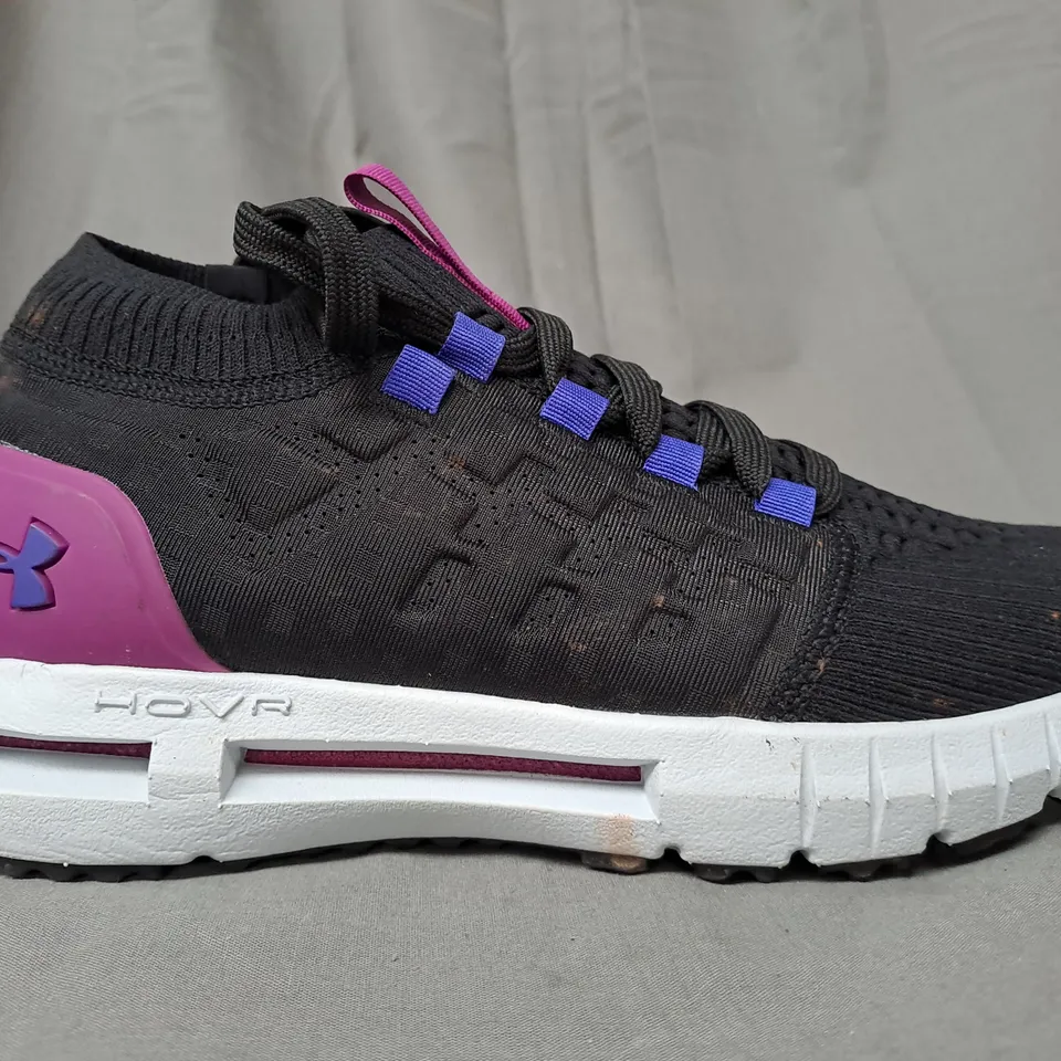 PAIR OF UNDER ARMOUR HOVR SHOES IN BLACK/PURPLE UK SIZE 6