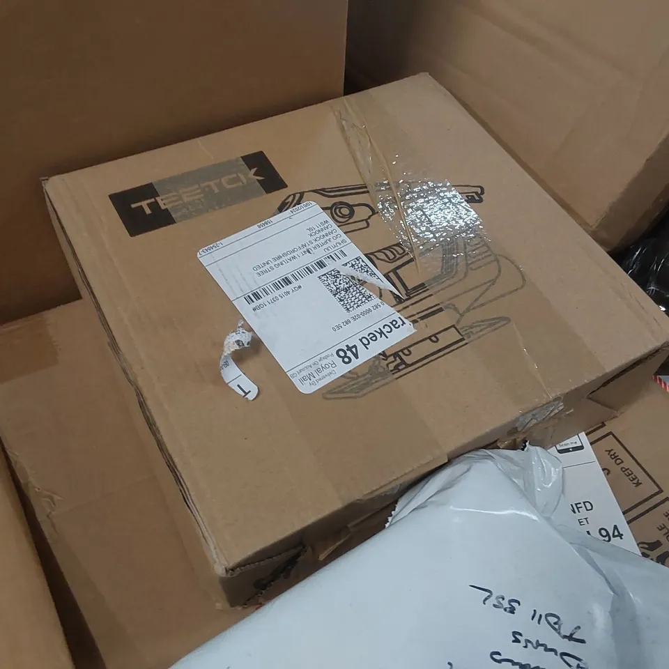 PALLET OF ASSORTED ITEMS INCLUDING: HANDHELD VACUUM CLEANER, METAL BALLOON ARCH KIT ECT