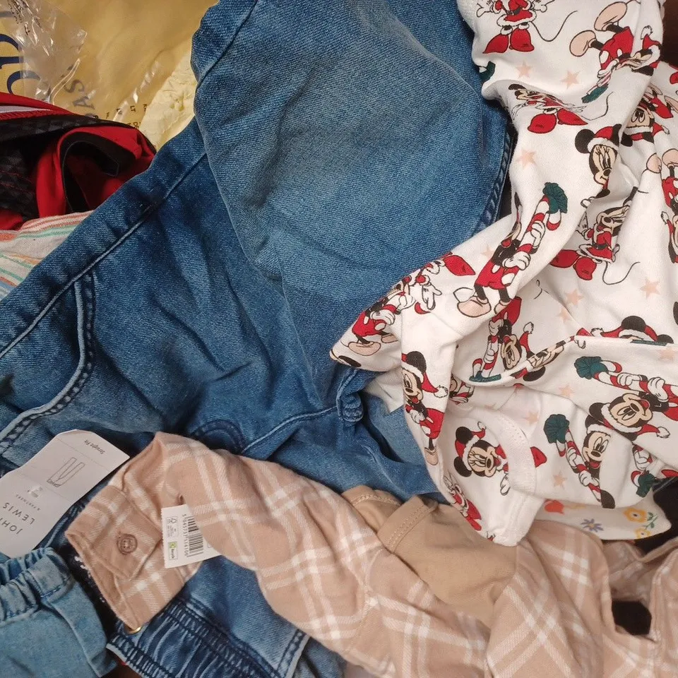BOX OF APPROXIMATELY 20 ASSORTED KID'S CLOTHING AND FASHION ITEMS IN VARIOUS STYLES, SIZES, AND COLOURS, ETC - COLLECTION ONLY
