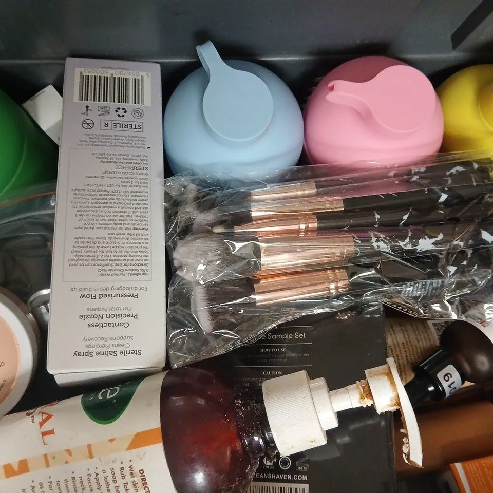 APPROXIMATELY 20 ASSORTED COSMETIC ITEMS INCLUDING VARIOUS MAKES AND BRANDS - COLLECTION ONLY