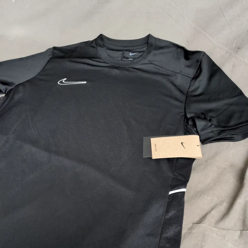 NIKE LOGO  BLACK TEE – SIZE M