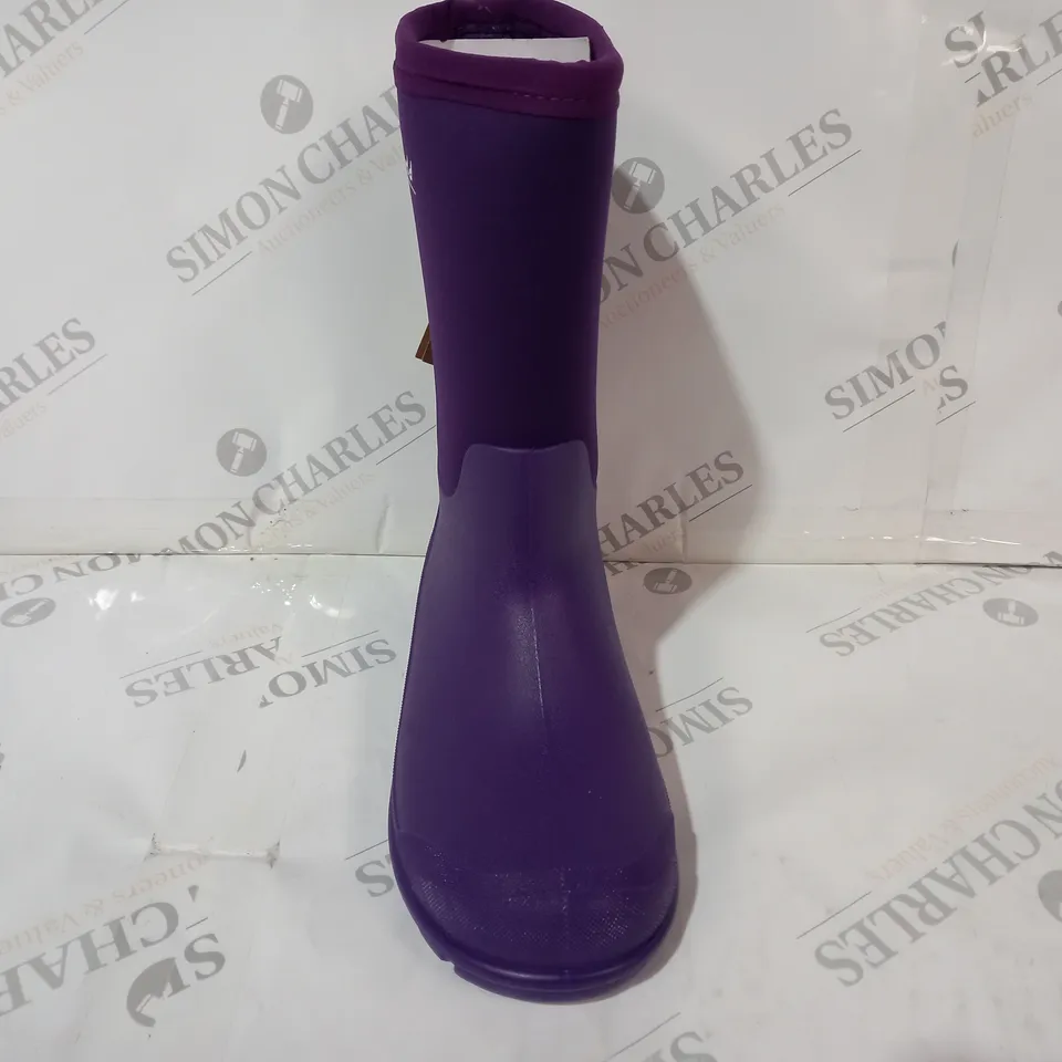 BOXED PAIR OF COTSWOLD HILLY WELLINGTON BOOTS IN PURPLE UK SIZE 2.5