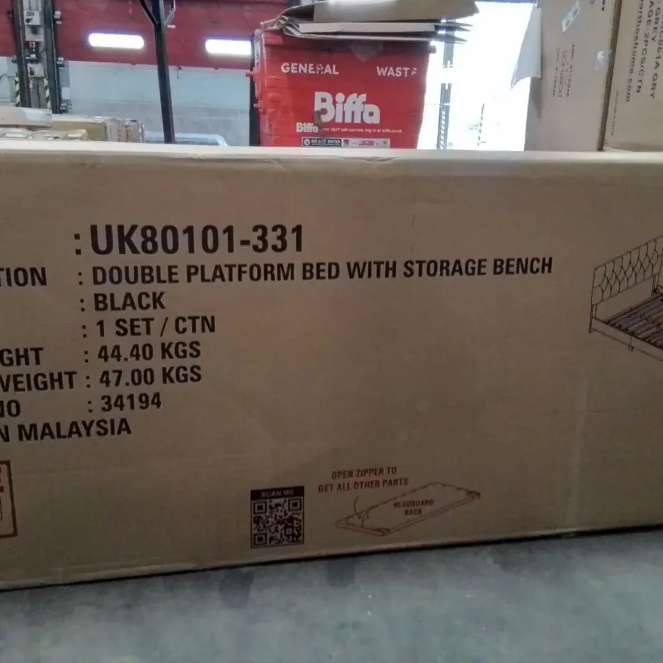 DOUBLE PLATFORM BED WITH STORAGE BENCH  -BLACK-