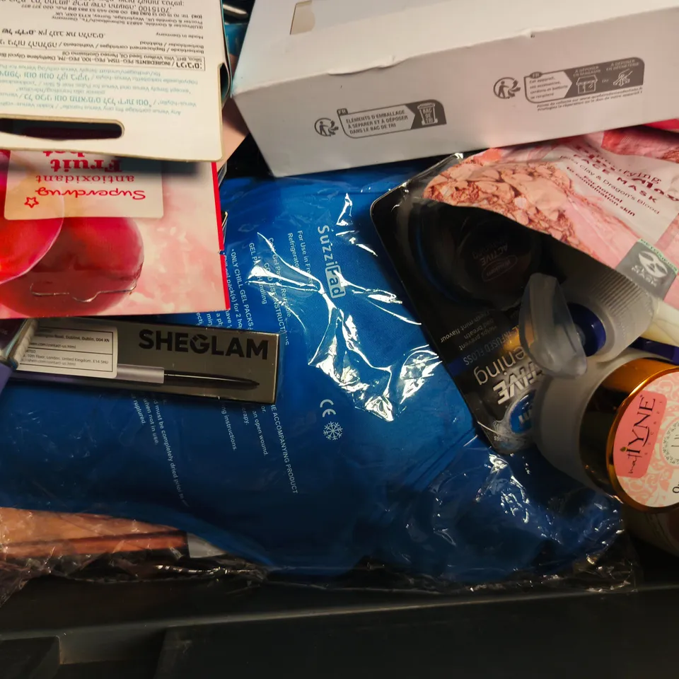 APPROXIMATELY 15 ASSORTED COSMETIC ITEMS INCLUDING VARIOUS MAKES AND BRANDS - COLLECTION ONLY