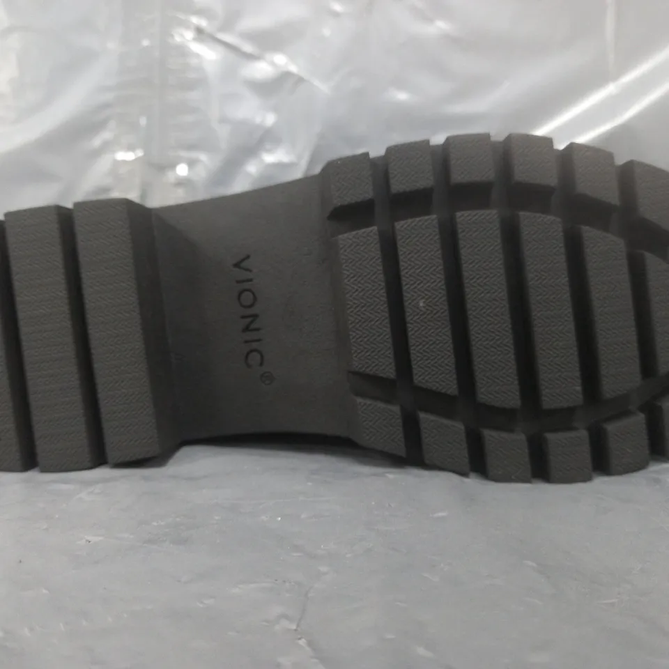 BOXED PAIR OF VIONIC ASPEN HIKER BOOTS IN BLACK SIZE 8