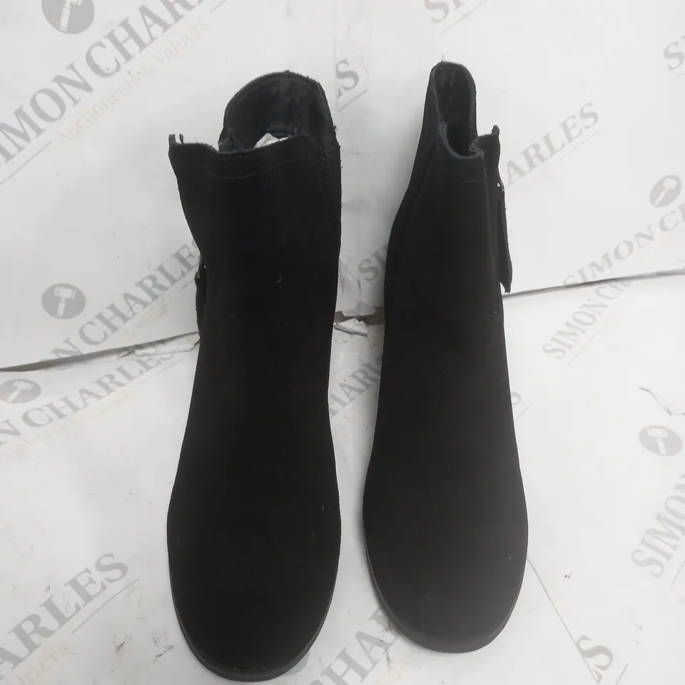 BOXED SKETCHERS TAXI ZIP HEELED BOOT SIZE 6