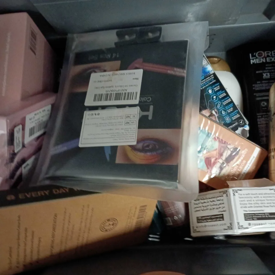 APPROXIMATEY 20 ASSORTED HEALTH AND BEAUTY PRODUCTS TO INCLUDE - DOVE ROLL ON DEODORANT - L'OREAL ELVIVE SHAMPOO AND NAIL ART MARKERS