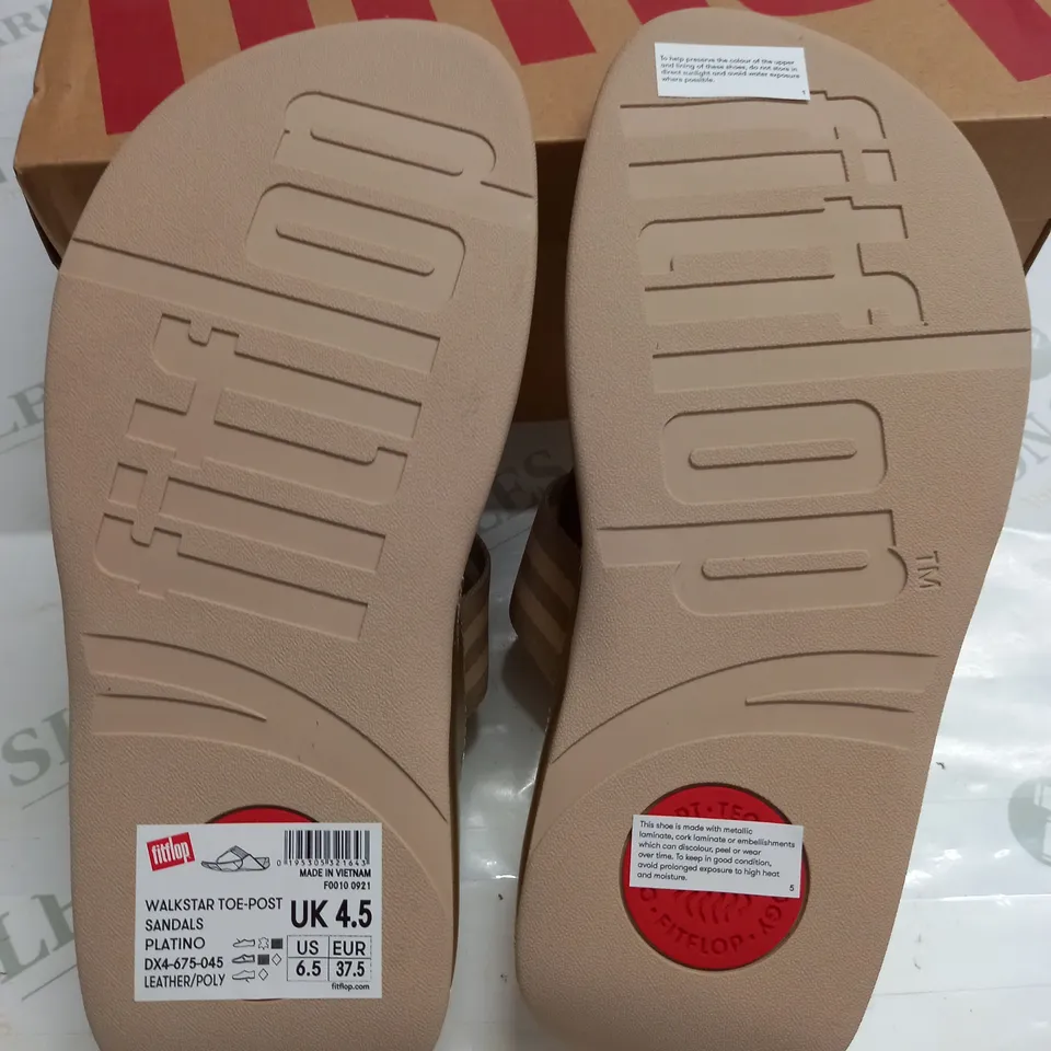 BOXED PAIR OF FITFLOP WALKSTAR TOE-POST SANDALS IN PLATINO - UK 4.5