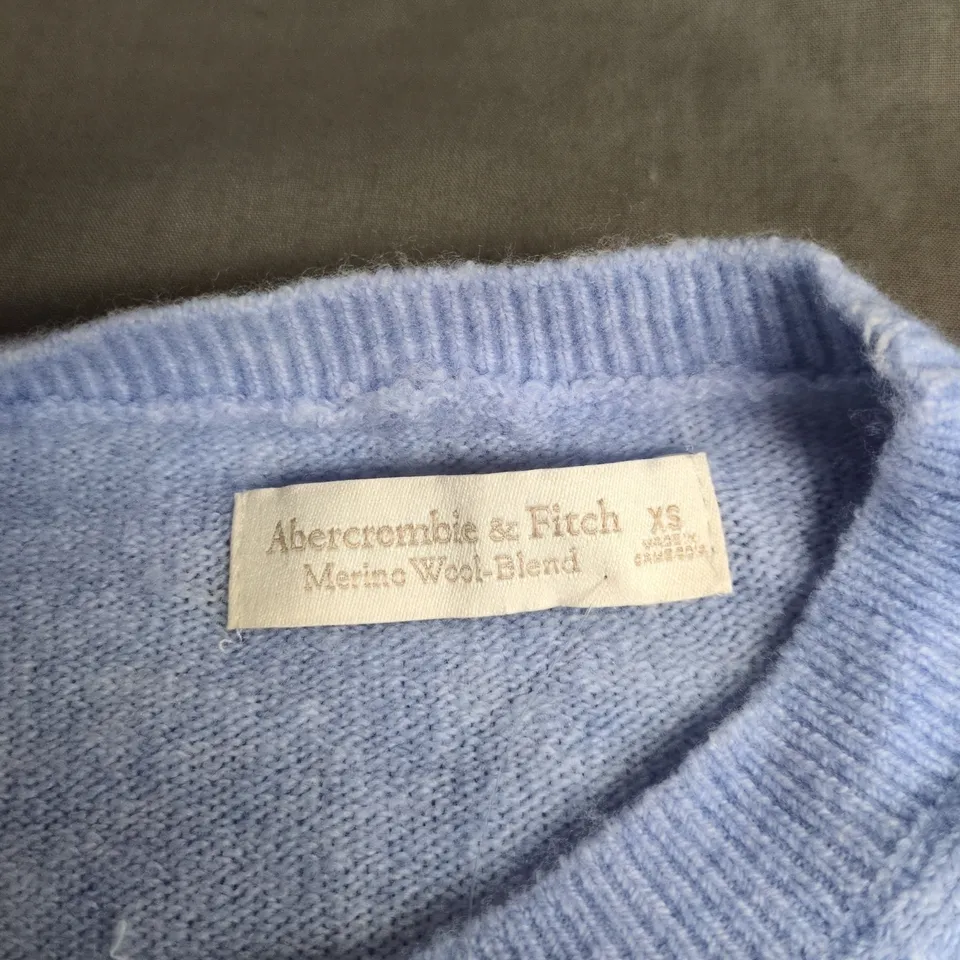 ABERCROMBIE & FITCH MERINO WOOL BLEND SWEATER – LIGHT BLUE – XS