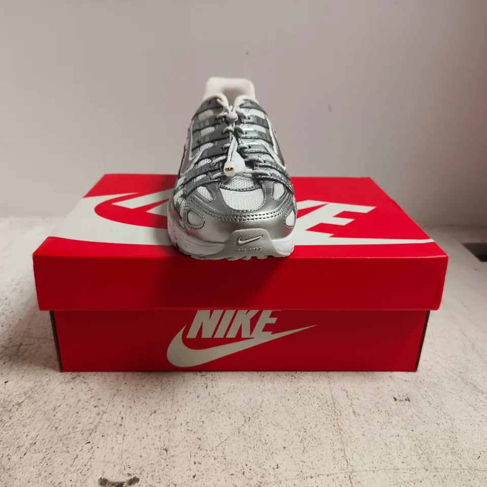 BOXED PAIR OF NIKE P-6000 TRAINERS IN WHITE/SILVER SIZE UK 6