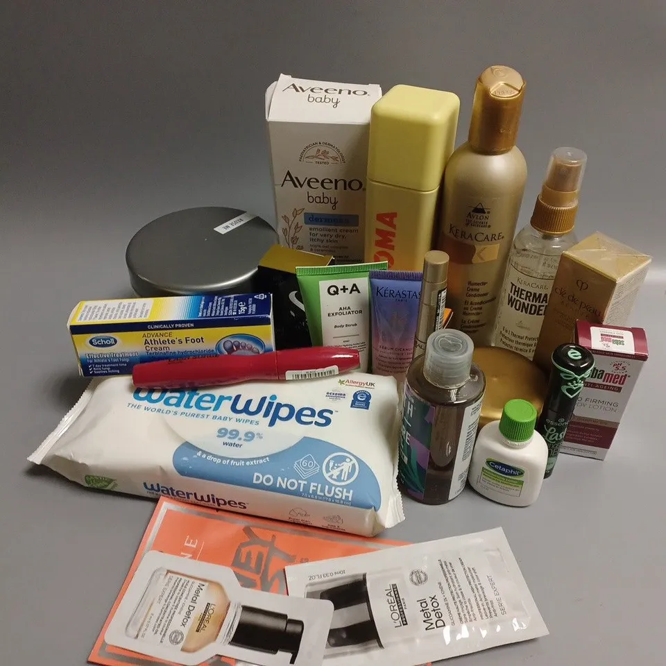 APPROXIMATELY 16 ASSORTED COSMETICS ITEMS TO INCLUDE BYOMA CREAMY JELLY CLEANSER (175ml), ALFAPARF MILANO PROFESSIONAL (15ml), AVLON KERA HUMECTO CREME CONDITIONER (240ml), ETC
