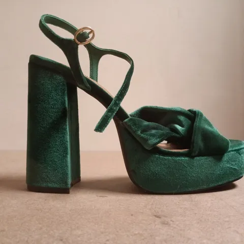 BOXED PAIR OF PRIMARK OPEN TOE HIGH BLOCK HEELS IN GREEN SIZE UK 7