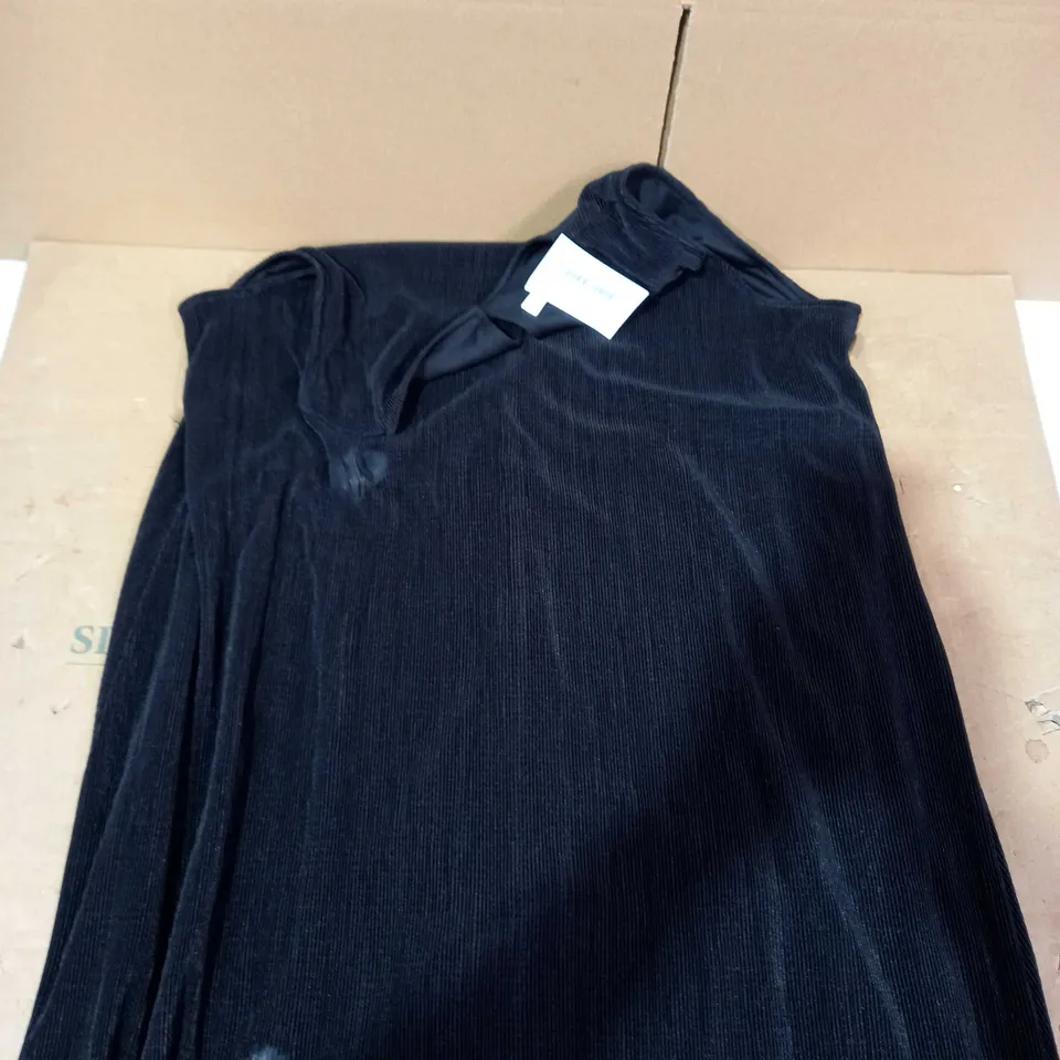 LOT OF APPROXIMATELY 15 CLOTHING AND FOOTWEAR ITEMS IN VARIOUS SIZES TO INCLUDE KIM & CO DRESS, DANNII MINOGUE TOP, WYNNE LOUNGE JUMPER ETC