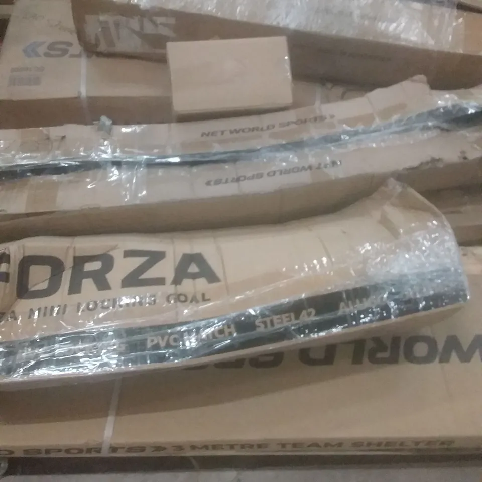 PALLET OF APPROX 6 ASSORTED SPORTING ITEMS TO INCLUDE - MINI LOCKING GOAL - METRE TEAM SHELTER - ALU60 TEAM SHELTER ECT