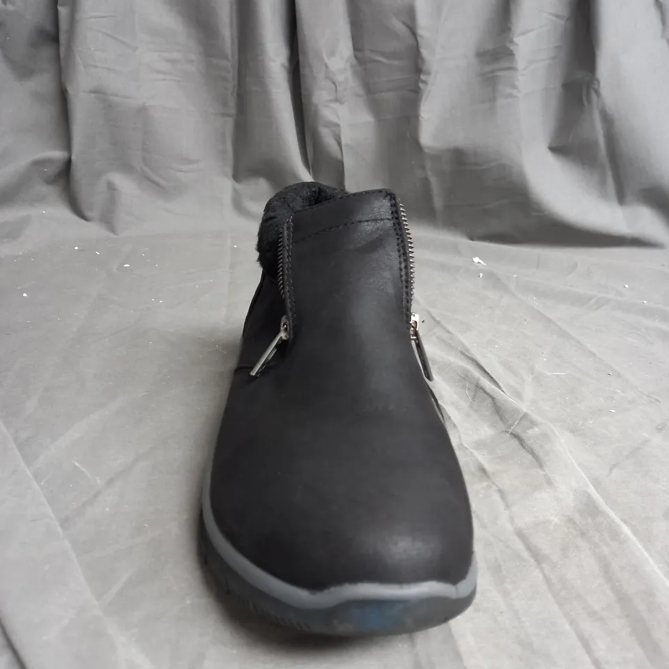 SKETCHERS EASY GOING BOOT IN BLACK - SIZE 5.5