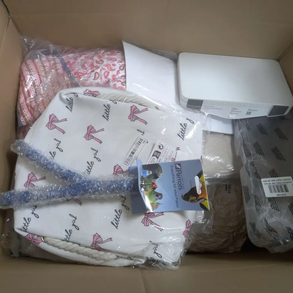BOX OF APROXIMATELY 15 ASSORTED HOUSEHOLD ITEMS TOO INCLUDE HOSE PIPES , BEDDING , PET ACCESSORIES  , ETC 