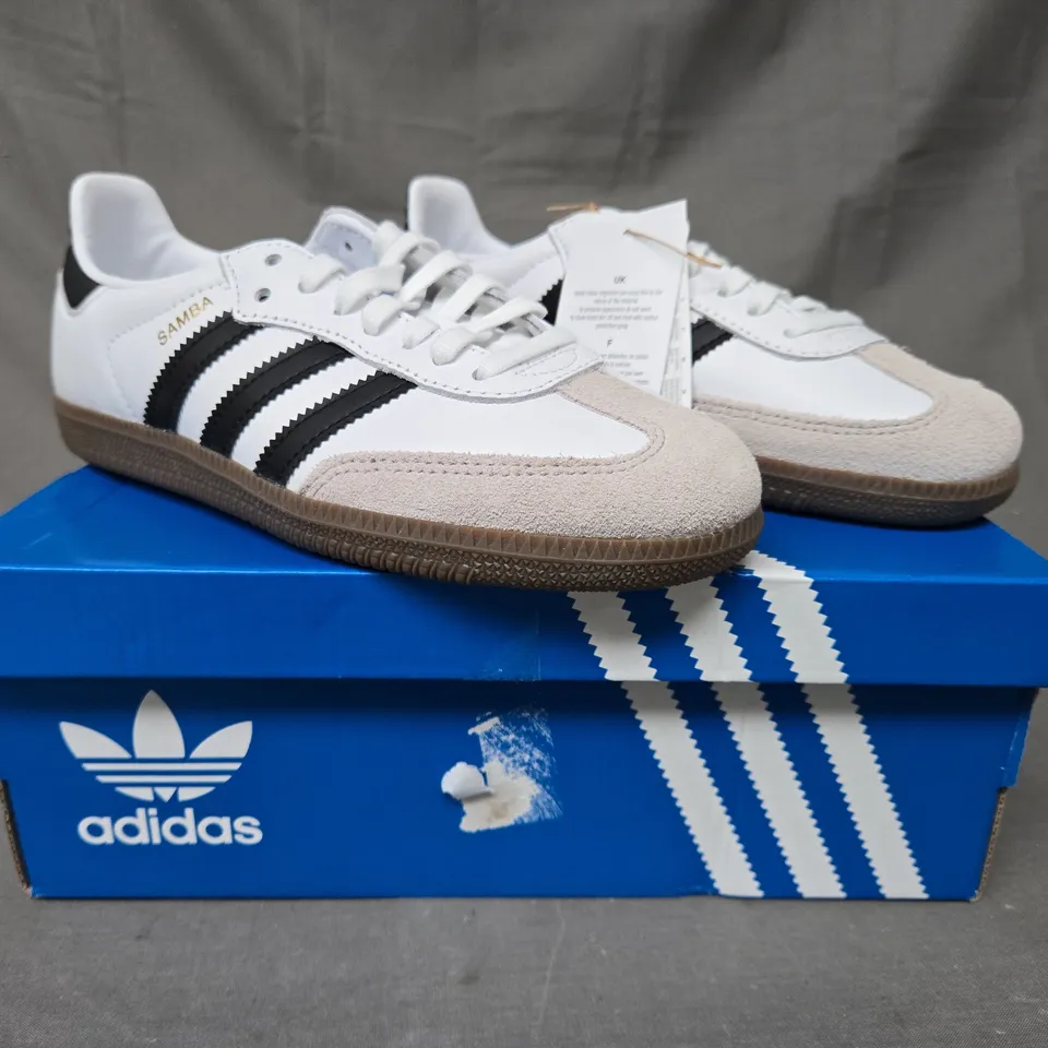 BOXED PAIR OF ADIDAS KID'S SAMBA OG SHOES IN WHITE/BLACK UK SIZE 4