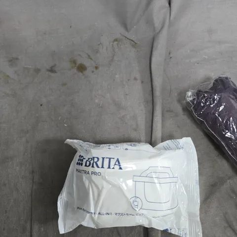 BOX OF APPROXIMATELY 15 ASSORTED ITEMS TO INCLUDE : BRITA FILTER AND UMBRELLA