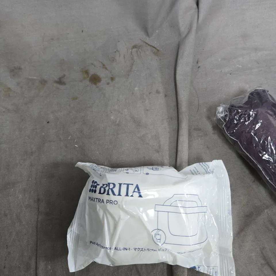 BOX OF APPROXIMATELY 15 ASSORTED ITEMS TO INCLUDE : BRITA FILTER AND UMBRELLA