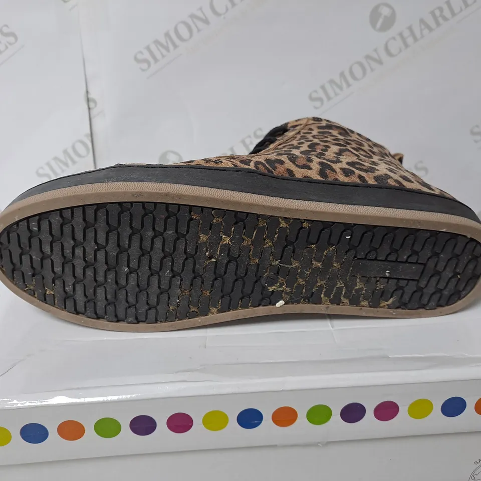 LEOPARED ADESSO BOOTS SIZE 4