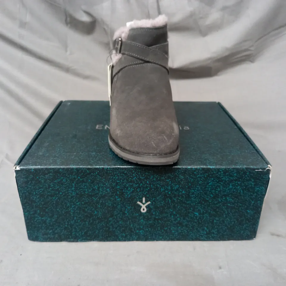 BOXED PAIR OF EMU AUSTRALIA SUEDE ANKLE BOOTS IN DARK GREY SIZE 5