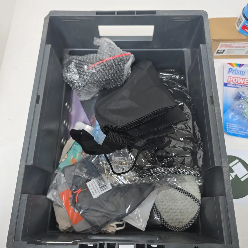 TOTE OF APPROXIMATELY 10 ASSORTED CLEANING & HOUSEHOLD ITEMS BUNDLE 