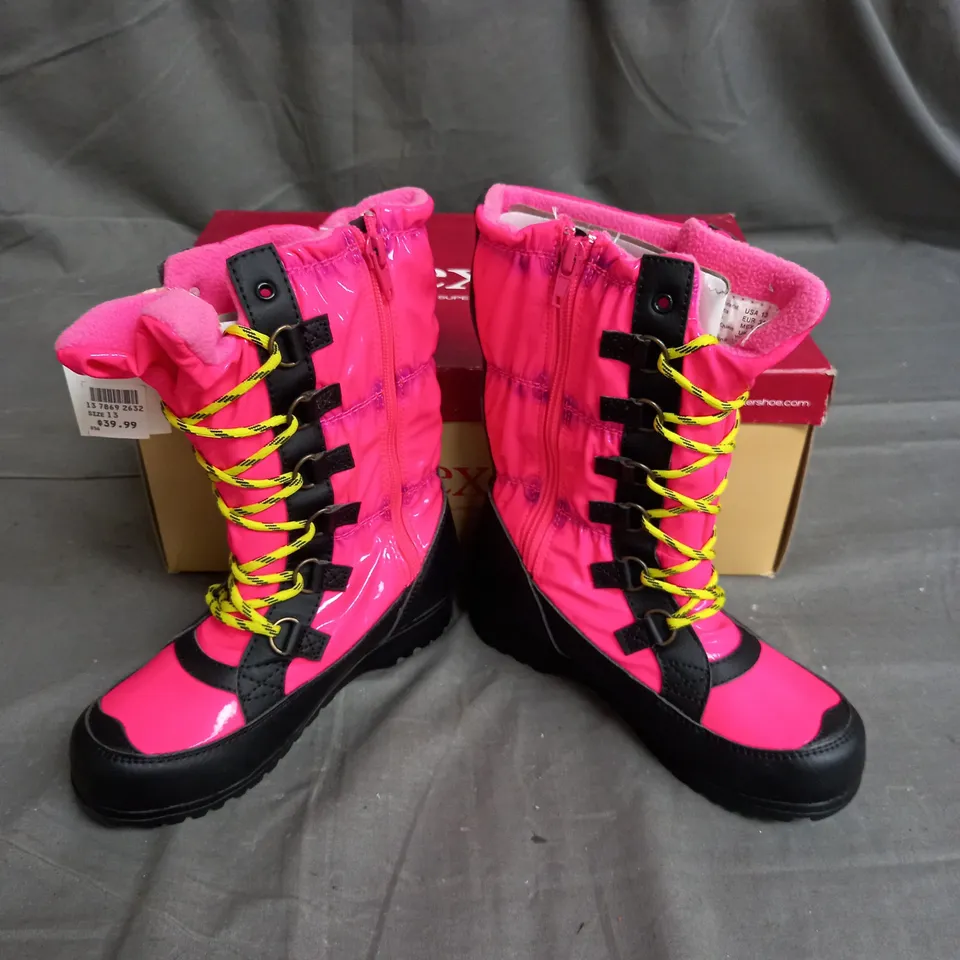 BOX OF 8 PAIRS OF GIRLS BOOTS IN BLACK/PINK/GREEN SIZE 13