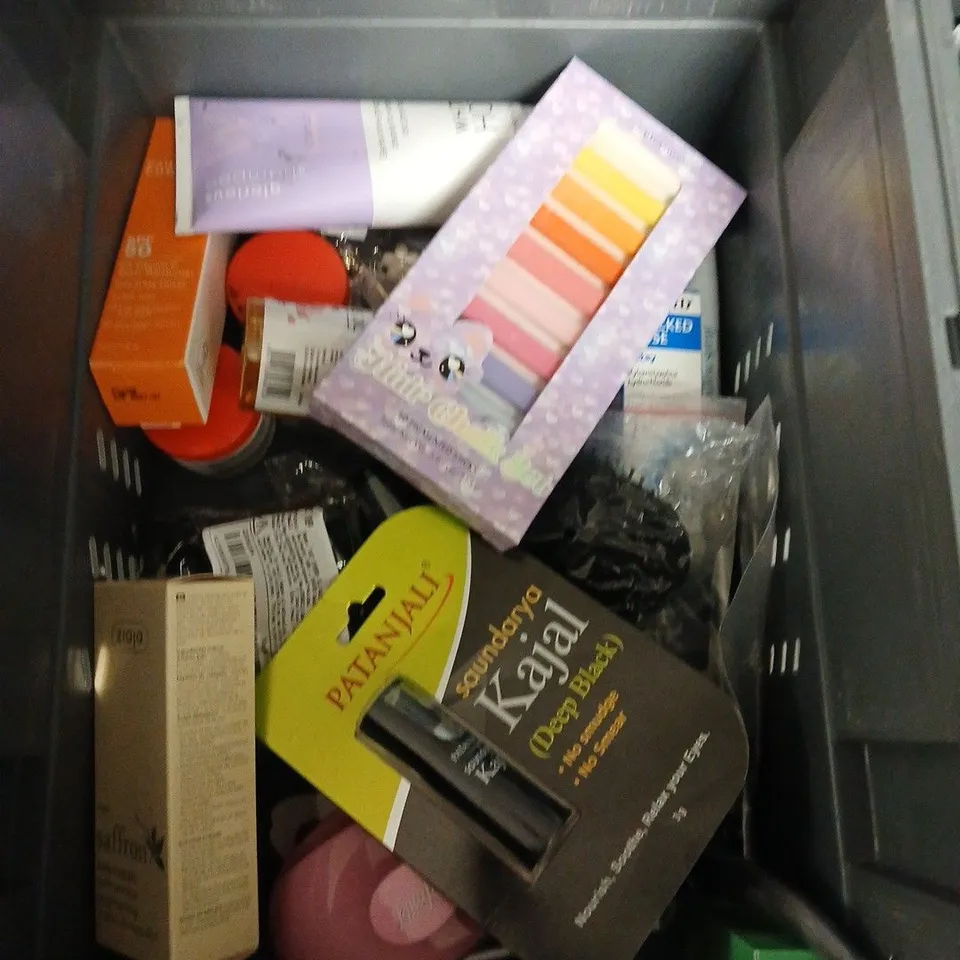 APPROXIMATEY 20 ASSORTED HEALTH AND BEAUTY PRODUCTS TO INCLUDE - AVEENO BODY WASH - ORAL-B TOOTHBRUSH HEADS AND PRESS ON NAILS