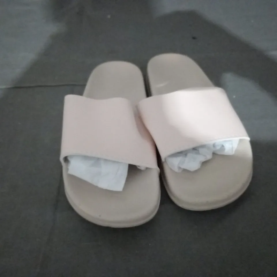 APPROXIMATELY 24 PAIRS OF PINK SLIPPERS IN VARIOUS SIZES TO INCLUDE SIZE 4