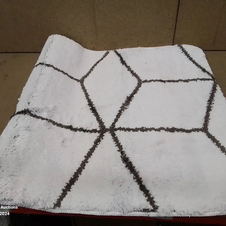 BRAND NEW PACO HOME WHITE ANTHRACITE KAUNAS 540 BATH MAT SIZE 70CM X 120CM 