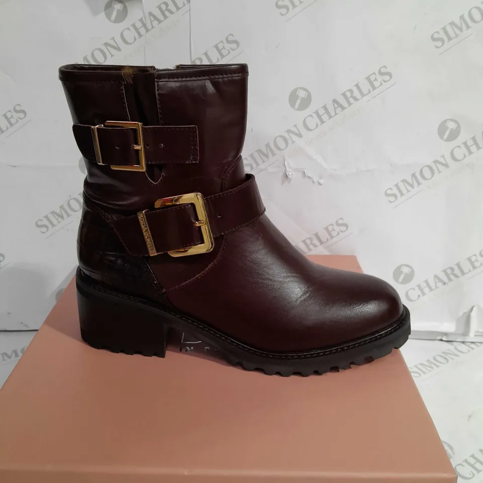 BOXED MODA IN PELLE CORNELIA BIKER BOOTS, BROWN - SIZE 7 