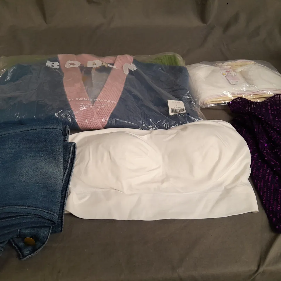 BOX OF APPROXIMATELY 25 ASSORTED CLOTHING ITEMS TO INCLUDE - BRA , TOP , DRESS ETC