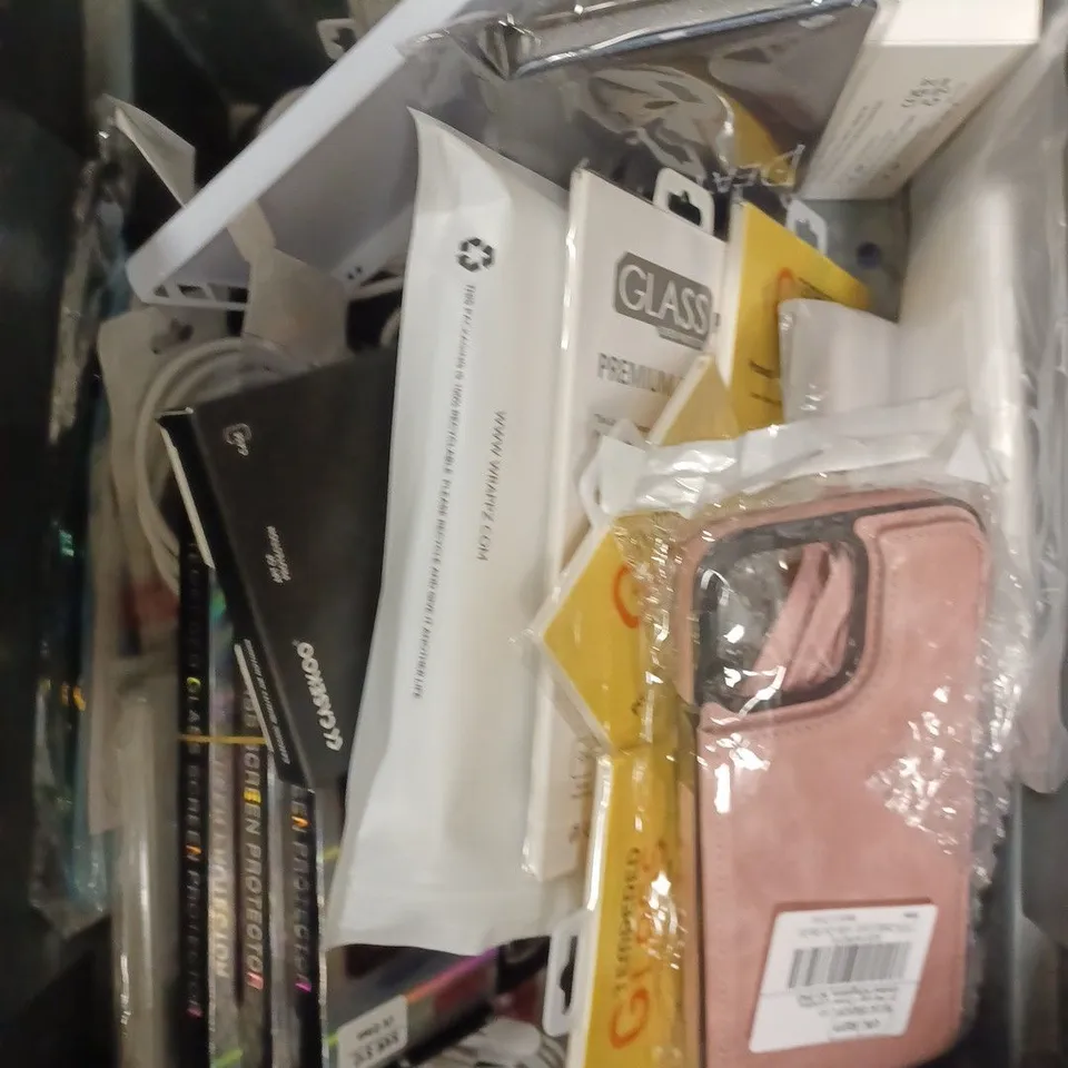 APPROXIMATELY 25 ASSORTED SMARTPHONE & TABLET ACCESSORIES TO INCLUDE CASES, CHARGING CABLES, SCREEN PROTECTORS ETC	