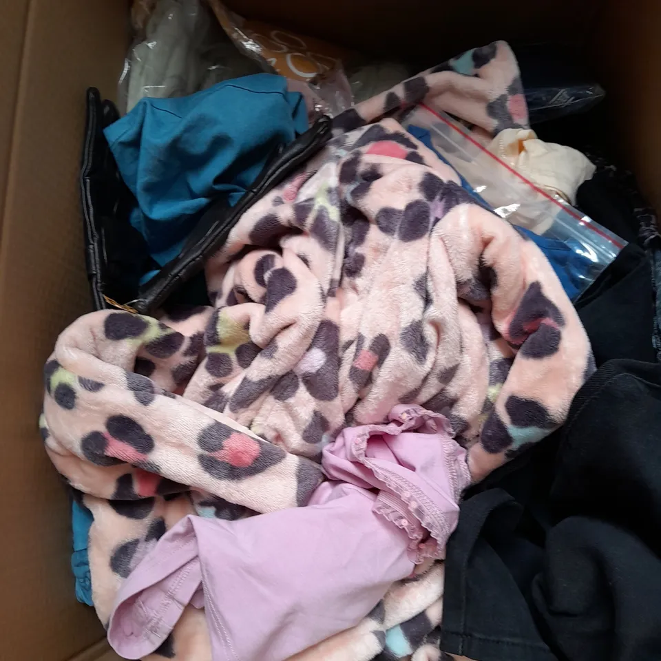 APPROXIMATELY 20 ASSORTED CLOTHING ITEMS IN VARIOUS SIZES AND STYLES TO INCLUDE - TOPS, JUMPER, JEANS, ETC
