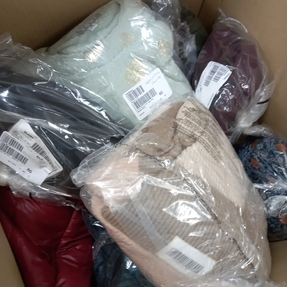 BOX OF APPROXIMATELY 15 ASSORTED CLOTHING ITEMS TO INCLUDE BODY WARMER, TOPS, JUMPERS ETC