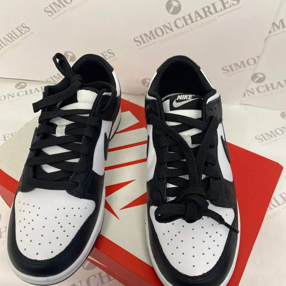 BOXED PAIR OF NIKE DUNK LOW RETRO BLACK/WHITE TRAINERS SIZE 6
