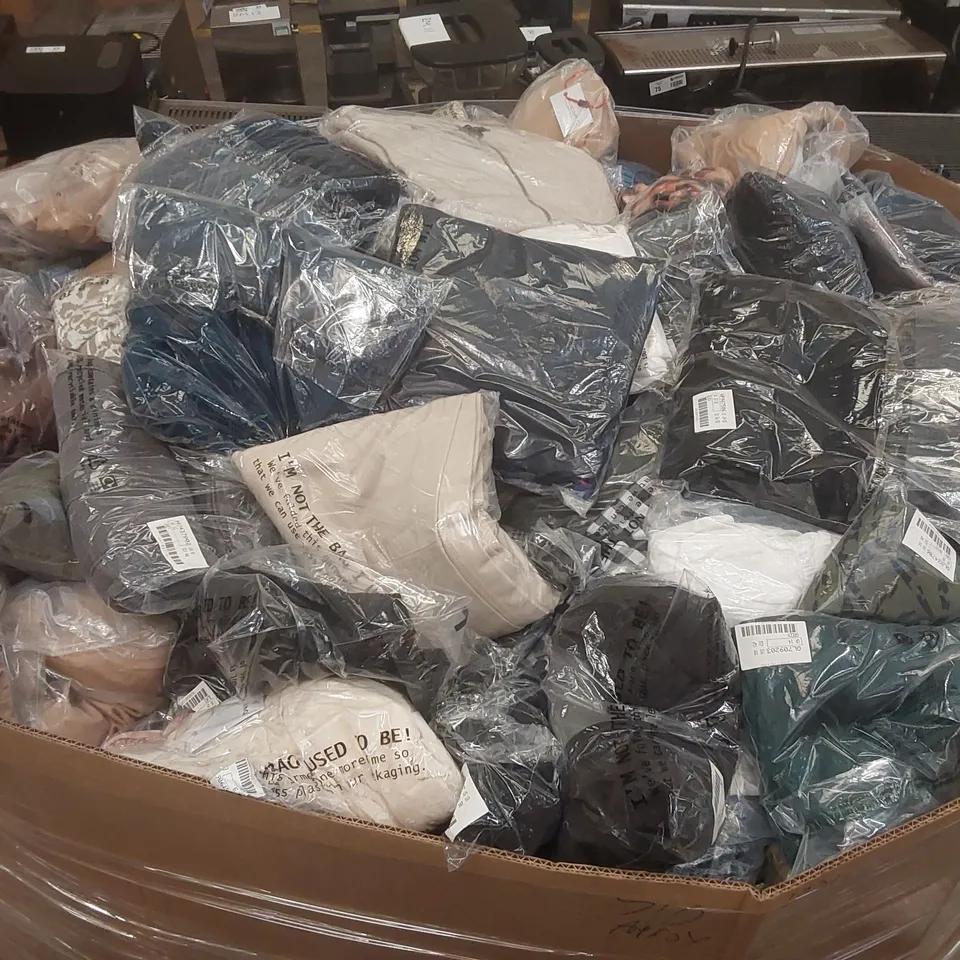 PALLET CONTAINING APPROXIMATELY 650X BRAND NEW ASSORTED DESIGNER CLOTHING ITEMS INCLUDING: JD WILLIAMS BATHING SUIT, TOPS, DRESSES ECT