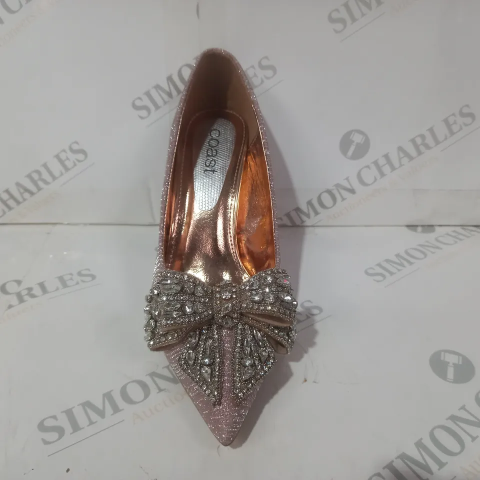 BOXED PAIR OF COAST POINTED TOE HEELED SHOES IN METALLIC ROSE GOLD W. BOW, JEWEL, AND GLITTER EFFECT EU SIZE 37