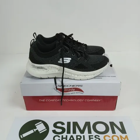 BOXED PAIR OF SKECHERS ARCH FIT TRAINERS IN BLACK - UK 6