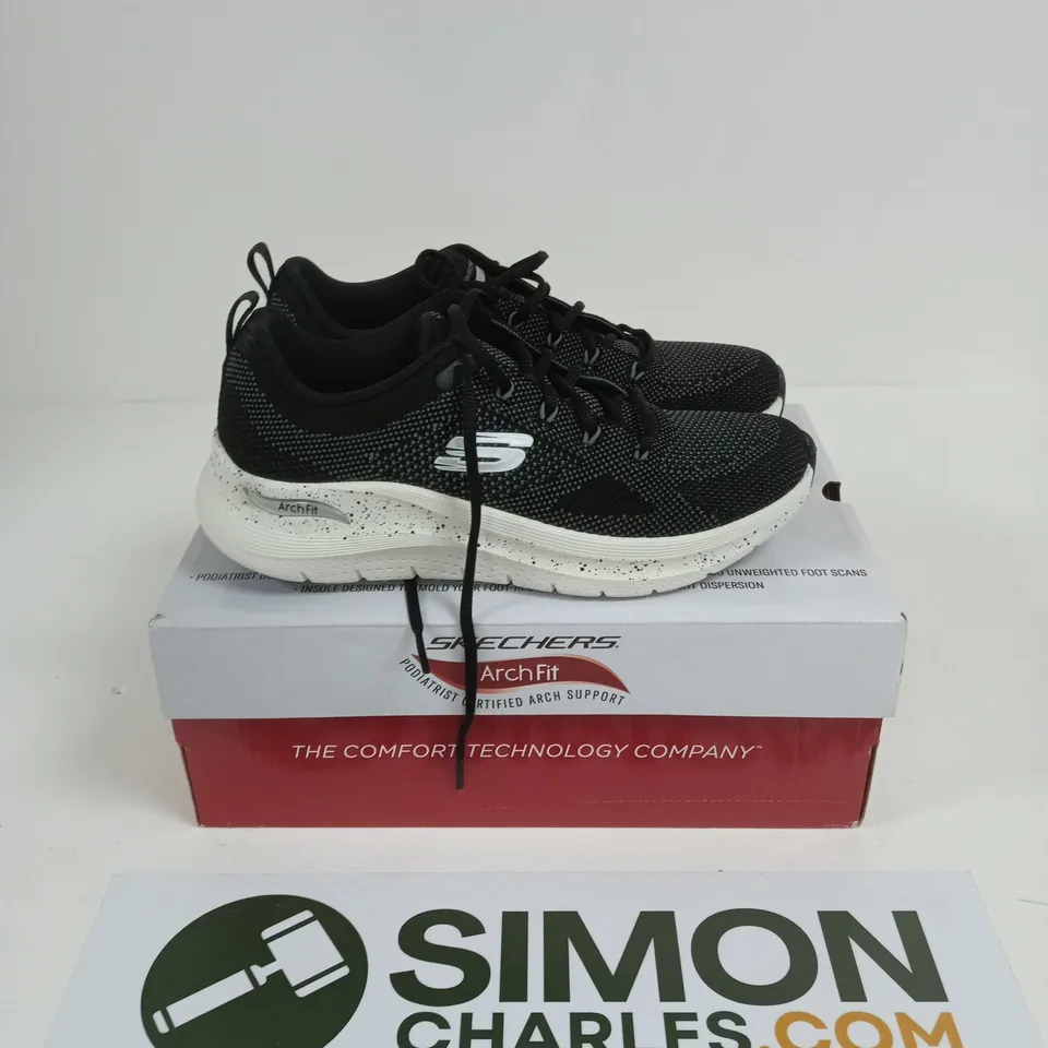 BOXED PAIR OF SKECHERS ARCH FIT TRAINERS IN BLACK - UK 6