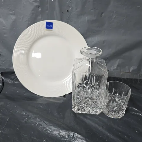 APPROXIMATELY 5 ASSORTED ITEMS TO INCLUDE - DRINK GLASS CANISTER , CRYSTAL GLASS CUP , SOLAR PLATE 
