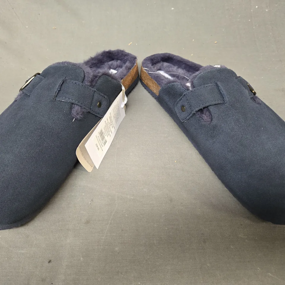 PAIR OF THE WHITE COMPANY MEN'S SUEDE MULE SLIPPERS IN NAVY SIZE MEDIUM (9-10)