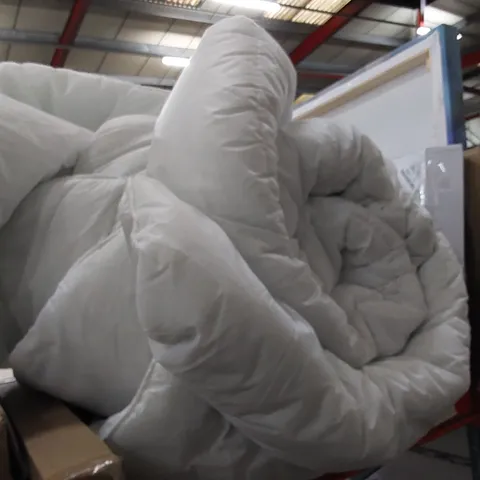 DUVET // SIZE UNSPECIFIED 