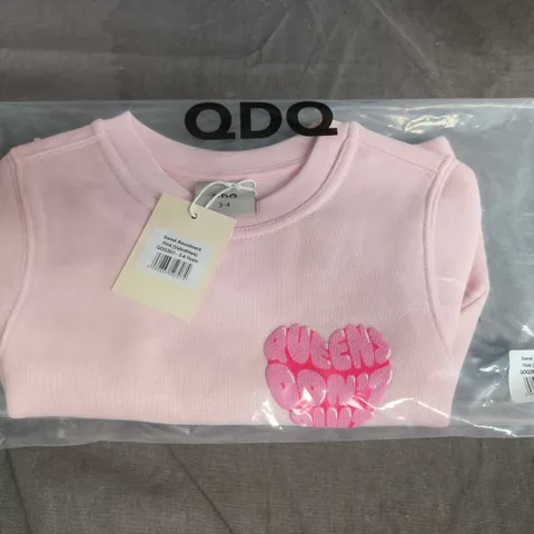 QDQ SWEAT ROUNDNECK PINK (VALENTINES) – UK 3-4 YEARS